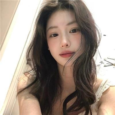 给小酒馆女子喝高杯酒 海报